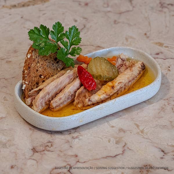 Makrelenfilets in würzigem Olivenöl mit Essiggurken