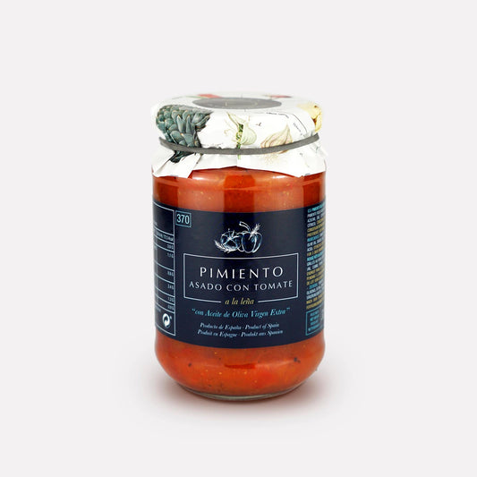 Rote Paprika auf offenem Feuer geröstet mit Tomate